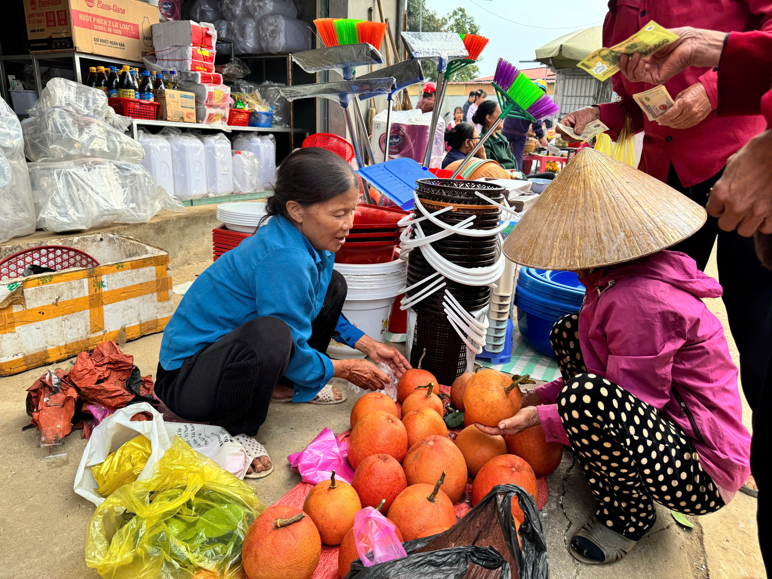 Người dân tranh thủ mua sắm trước khi chợ nghỉ Tết