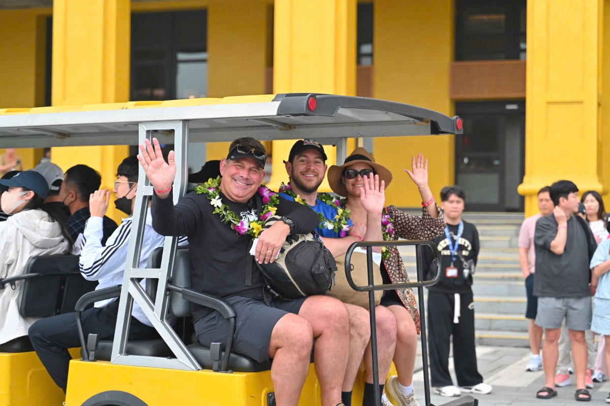 Du khách rời cảng đi tham quan di sản vịnh Hạ Long.