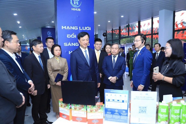 Bí thư Thành ủy Hà Nội Nguyễn Duy Ngọc cùng các đồng chí lãnh đạo thành phố Hà Nội tham quan gian trưng bày sản phẩm tại triển lãm Mạng lưới đổi mới sáng tạo Hà Nội.