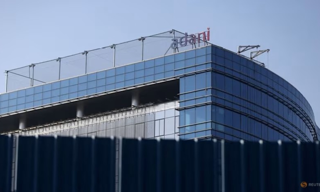 Logo Tập đoàn Adani tại Mumbai, Ấn Độ. Ảnh: Reuters/Francis Mascarenhas.
