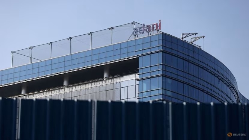 Logo Tập đoàn Adani tại Mumbai, Ấn Độ. Ảnh: Reuters/Francis Mascarenhas.