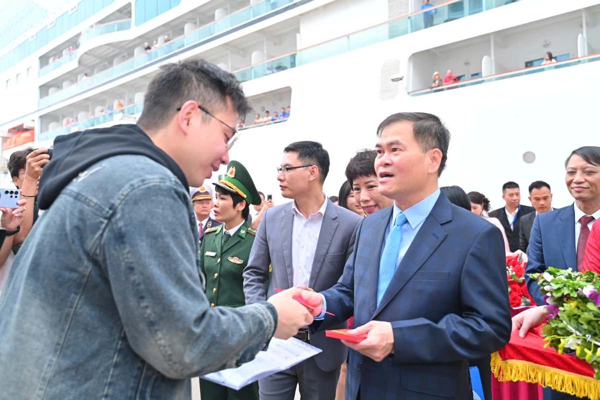 Chủ tịch UBND tỉnh Quảng Ninh Bùi Văn Khắng lì xì du khách quốc tế.