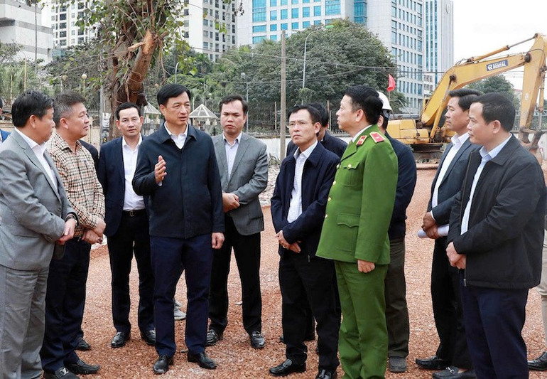 Bí thư Thành ủy Hà Nội Nguyễn Duy Ngọc cùng lãnh đạo của thành phố Hà Nội kiểm tra tiến độ thi công tuyến đường Vành đai 1, đoạn Hoàng Cầu-Voi Phục.