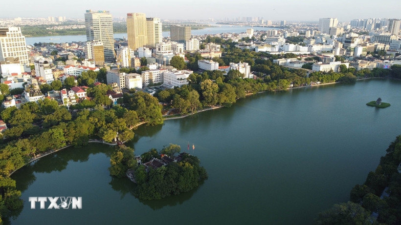 Khu vực phố Đinh Tiên Hoàng trong không gian hồ Hoàn Kiếm. Ảnh: TTXVN