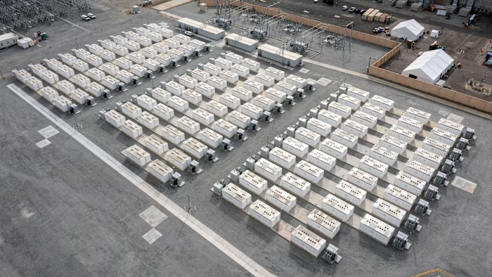 <i>Pin Tesla Megapack tại Hệ thống Lưu trữ Năng lượng Pin Elkhorn ở Moss Landing, California. Ảnh: Bloomberg.</i>