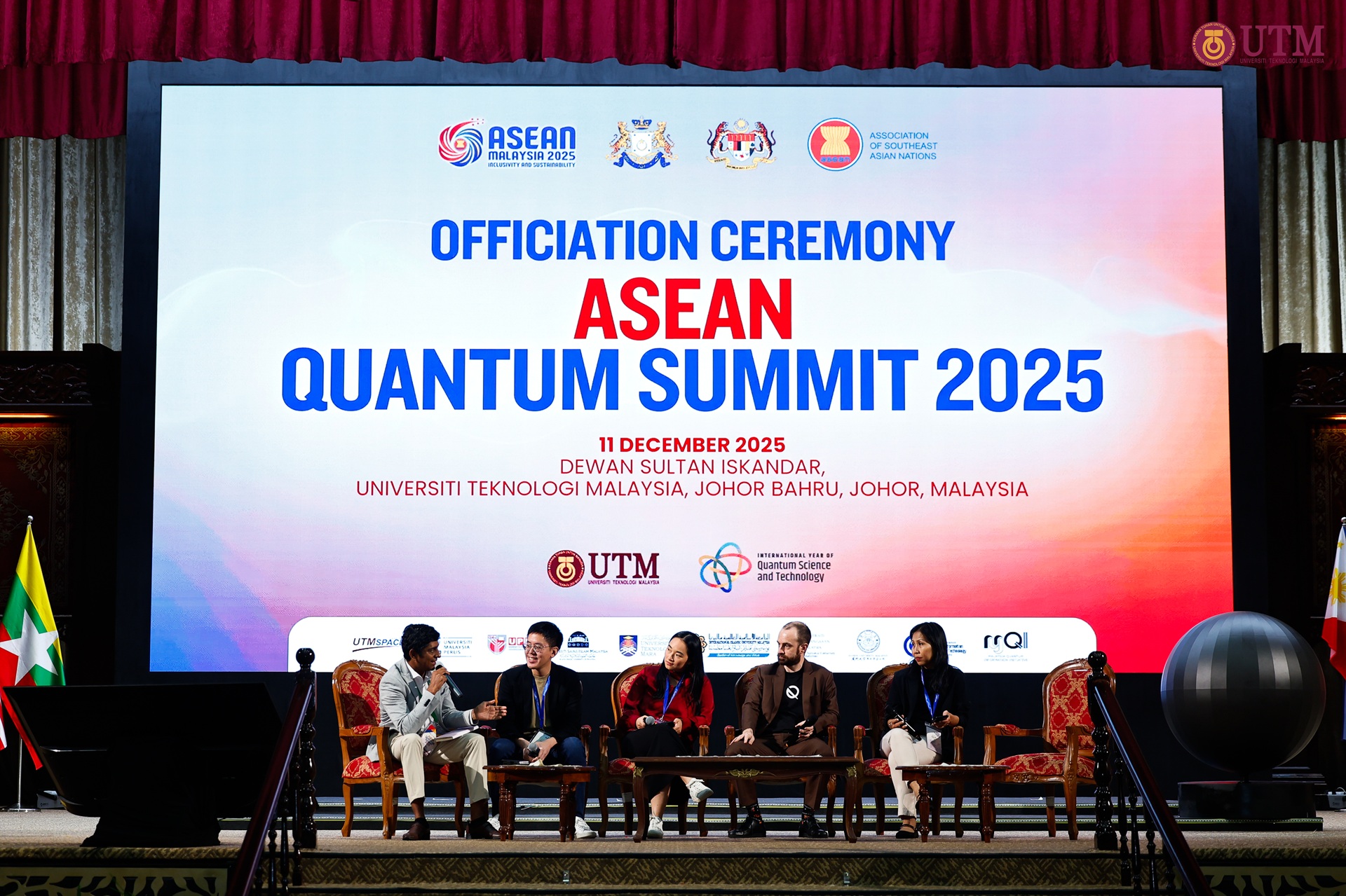 Bà Rossy Nhung Nguyễn (ở giữa) tại Hội nghị thượng đỉnh ASEAN về công nghệ lượng tử.&nbsp;