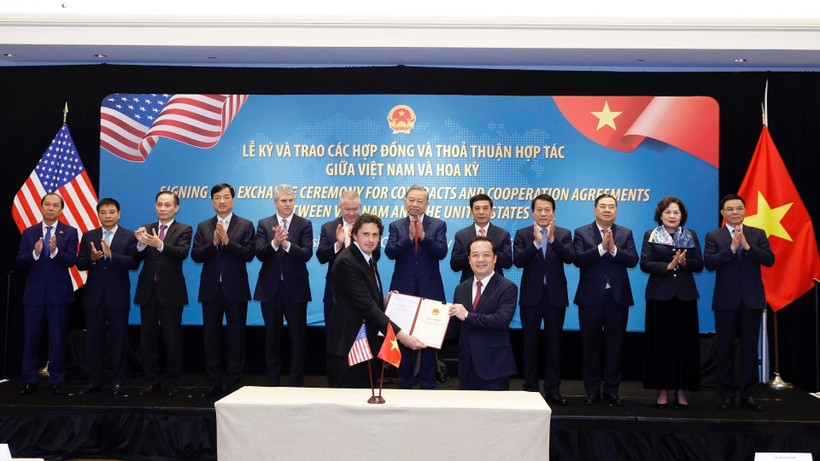 Tổng Bí thư Tô Lâm chứng kiến lễ trao giấy phép giữa Bộ Khoa học và Công nghệ và Công ty Starlink trao giấy phép cung cấp dịch vụ viễn thông có hạ tầng mạng (loại mạng viễn thông cố định vệ tinh) cho Công ty trách nhiệm hữu hạn Starlink Services Việt Nam; giấy phép cung cấp dịch vụ viễn thông có hạ tầng mạng (loại mạng viễn thông di động vệ tinh) cho Công ty trách nhiệm hữu hạn Starlink Services Việt Nam. Ảnh: TTXVN.