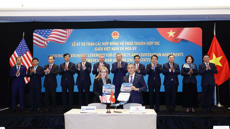 Tổng Bí thư Tô Lâm chứng kiến lễ ký Hợp đồng mua 50 máy bay Boeing 737 MAX giữa Tổng Công ty hàng không Việt Nam (Vietnam Airlines) và Tập đoàn Boeing.  Ảnh: TTXVN