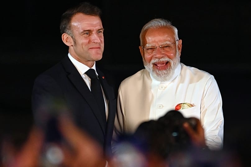 Thủ tướng Ấn Độ Narendra Modi đứng cùng Tổng thống Pháp Emmanuel Macron trong lễ khai mạc Năm Đổi mới và Giao lưu Văn hóa Ấn Độ-Pháp. Ảnh: AP