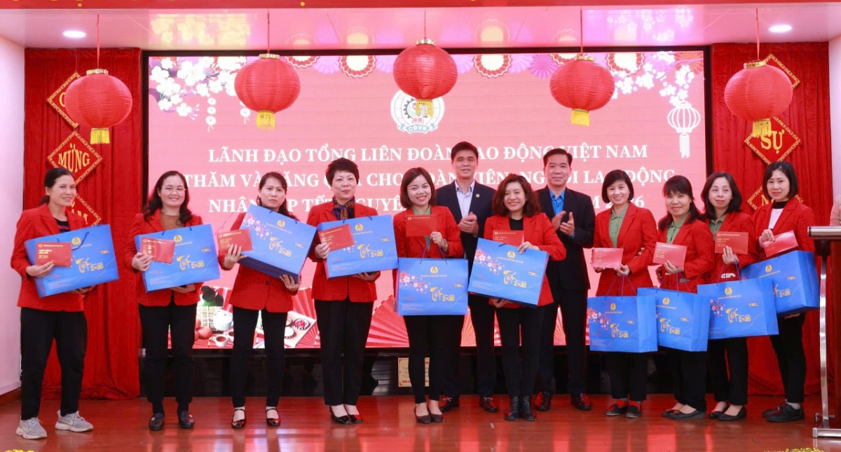 Hoạt động chăm lo cho người lao động dịp Tết Nguyên đán Bính Ngọ.