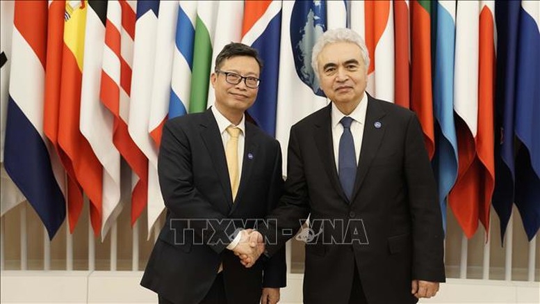 Đại sứ đặc mệnh toàn quyền Việt Nam tại Pháp Trịnh Đức Hải và Giám đốc Điều hành IEA, Fatih Birol - Ảnh: TTXVN