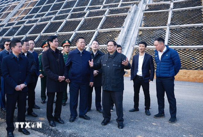 Thủ tướng Phạm Minh Chính kiểm tra tiến độ dự án đường cao tốc Đồng Đăng (Lạng Sơn)-Trà Lĩnh (Cao Bằng).&nbsp; Ảnh: TTXVN.