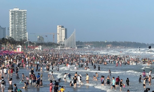 Biển Vũng Tàu thu hút đông khách du xuân dịp Tết Nguyên đán