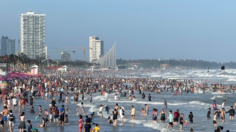 Du khách tắm biển bãi Sau Vũng Tàu  chiều 18/2 - Ảnh: Báo Nhân dân.