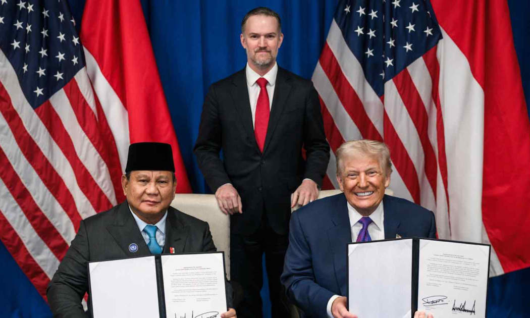 Tổng thống Indonesia Prabowo Subianto (trái) và Tổng thống Mỹ Donald Trump (phải) chụp ảnh sau khi ký thỏa thuận thương mại tại Washington. Đại diện Thương mại Mỹ Jamieson Greer đứng phía sau - Ảnh: Văn phòng Đại diện Thương mại Mỹ (USTR)