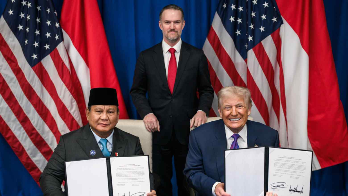 Tổng thống Indonesia Prabowo Subianto (trái) và Tổng thống Mỹ Donald Trump (phải) chụp ảnh sau khi ký thỏa thuận thương mại tại Washington. Đại diện Thương mại Mỹ Jamieson Greer đứng phía sau - Ảnh: Văn phòng Đại diện Thương mại Mỹ (USTR)