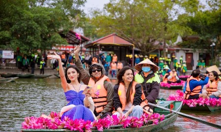 Ninh Bình hút khách Ấn Độ, châu Âu trong những ngày đầu xuân Bính Ngọ
