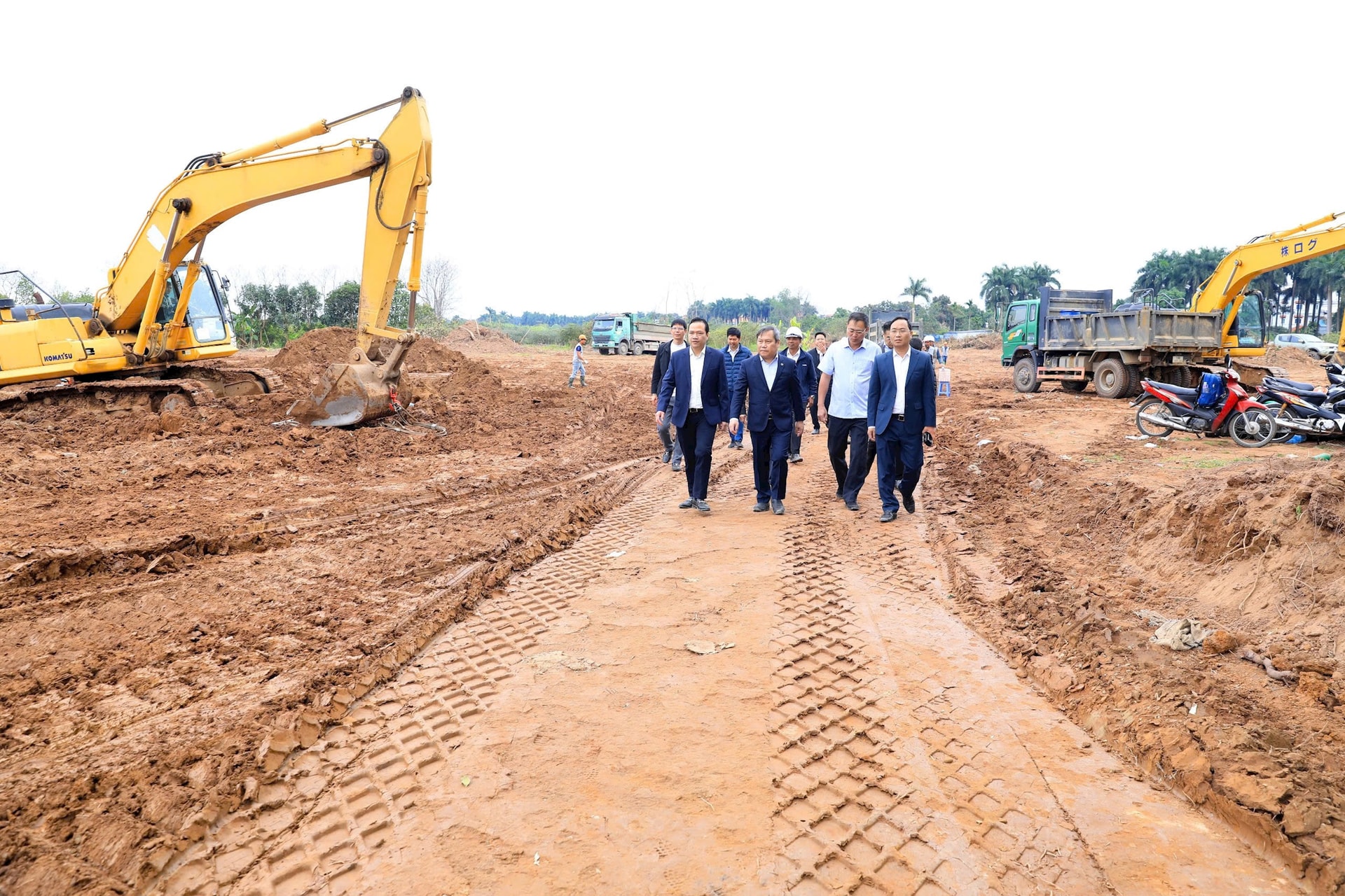 Chủ tịch UBND thành phố Vũ Đại Thắng cùng Đoàn công tác đến kiểm tra công tác thi công công trình dự án xây dựng Hồ điều hòa Thụy Phương 2. Ảnh: Đình Hiệp