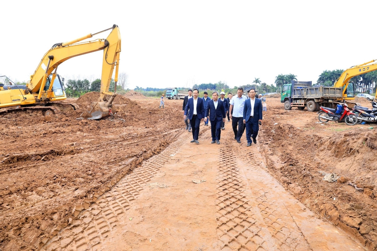 Chủ tịch UBND thành phố Vũ Đại Thắng cùng Đoàn công tác đến kiểm tra công tác thi công công trình dự án xây dựng Hồ điều hòa Thụy Phương 2. Ảnh: Đình Hiệp