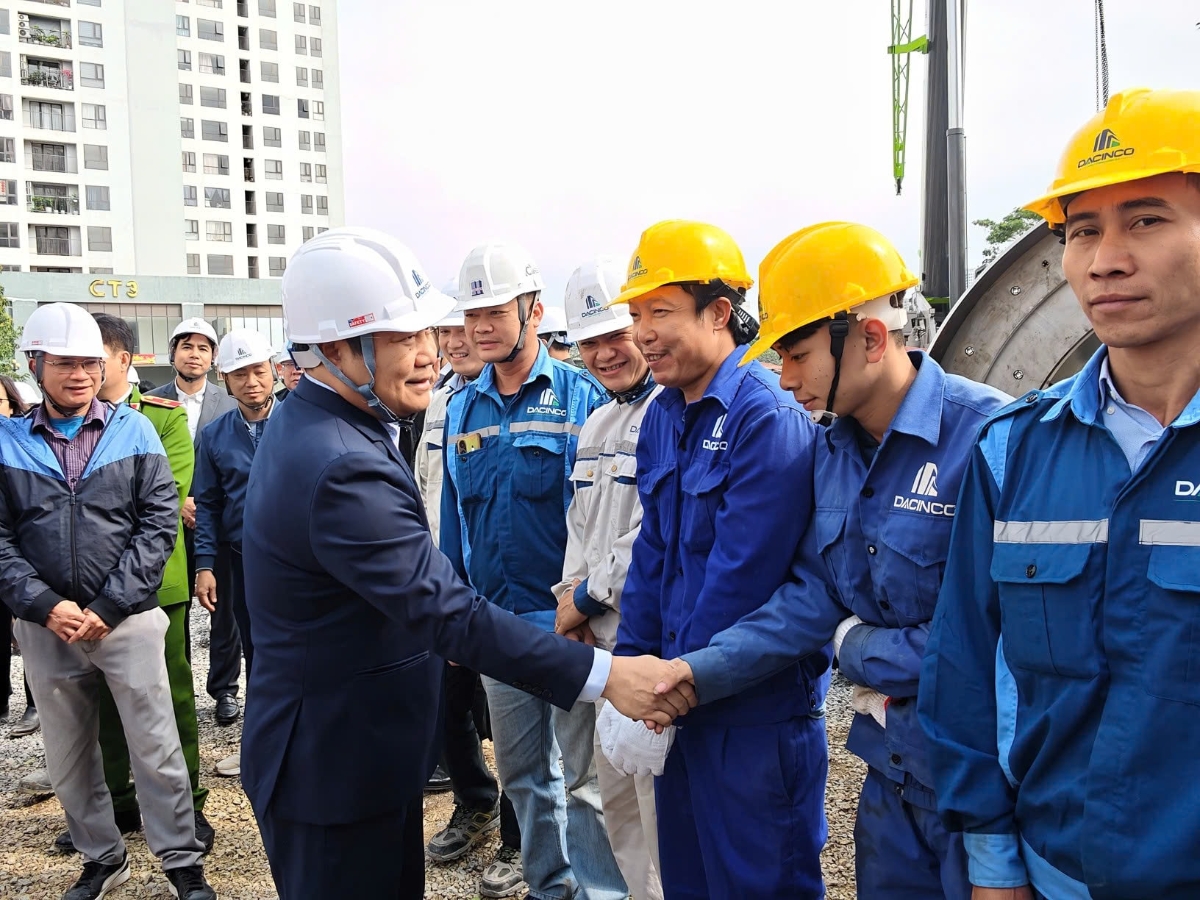 Chủ tịch UBND thành phố Vũ Đại Thắng cùng Đoàn công tác của thành phố đến thăm, kiểm tra và chúc Tết đơn vị thực hiện Gói thầu số 49. Ảnh: Đình Hiệp