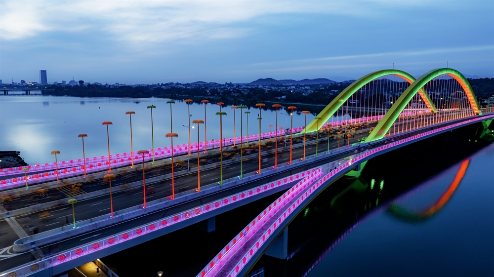 Cầu Nguyễn Hoàng lung linh về đêm