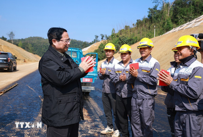 Thủ tướng Phạm Minh Chính kiểm tra tiến độ và mừng tuổi, động viên công nhân thi công dự án đường cao tốc Đồng Đăng (Lạng Sơn)-Trà Lĩnh (Cao Bằng). Ảnh: TTXVN