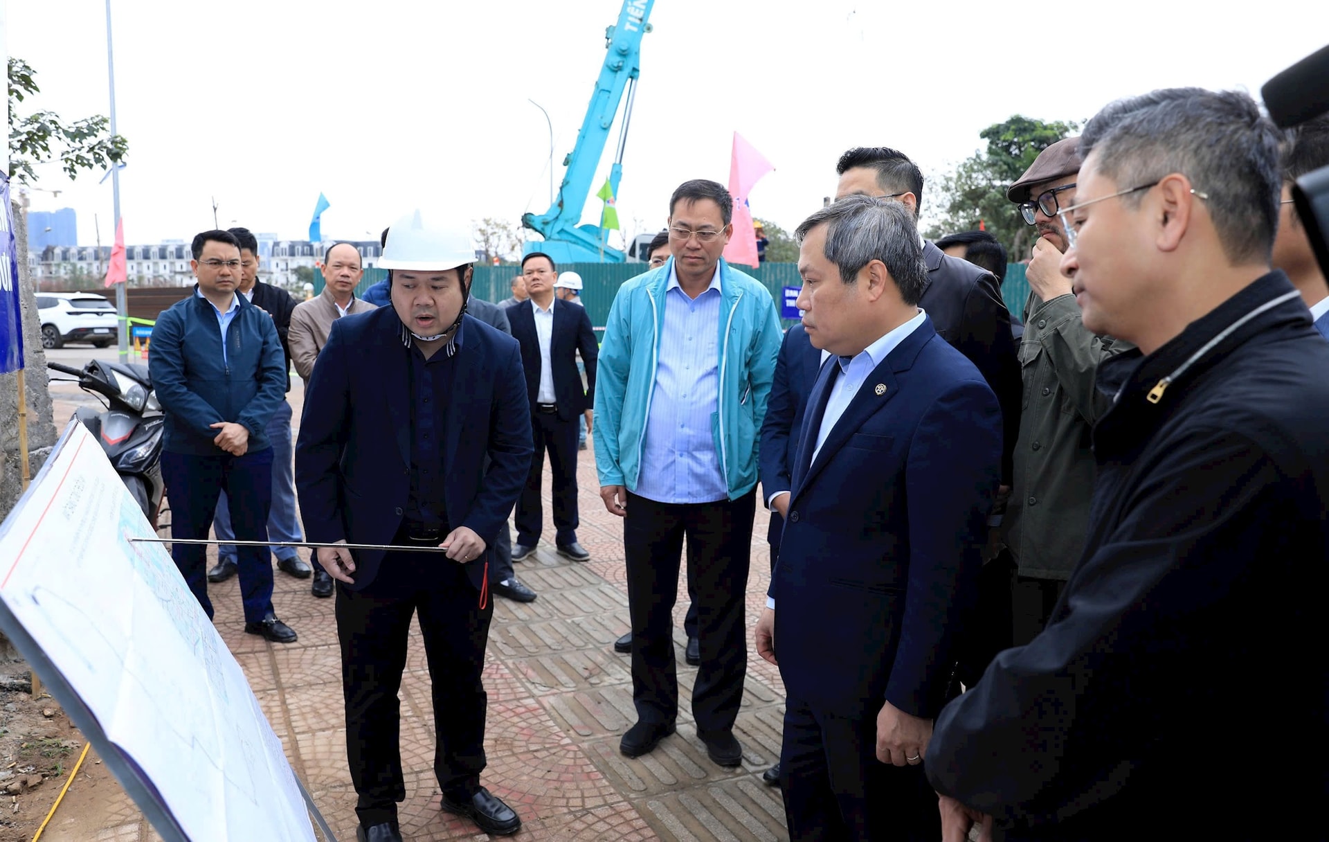 Chủ tịch UBND thành phố Vũ Đại Thắng nghe đơn vị thi công giới thiệu về tiến độ dự án. Ảnh: Đình Hiệp