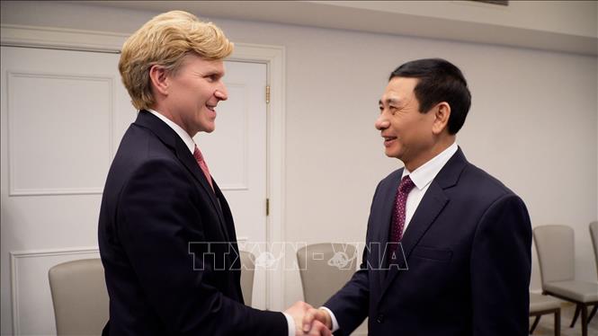 Thứ trưởng thứ nhất Bộ Chiến tranh Hoa Kỳ Elbridge A. Colby khẳng định tiếp tục hỗ trợ Việt Nam trong khắc phục hậu quả chiến tranh, xác định danh tính bộ đội Việt Nam hy sinh, mất tin, mất tích, cũng như trong giáo dục – đào tạo. Ảnh: TTXVN