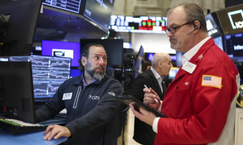 Chứng khoán Mỹ trượt dốc do loạt tin xấu, giá dầu thô giữ đà tăng mạnh