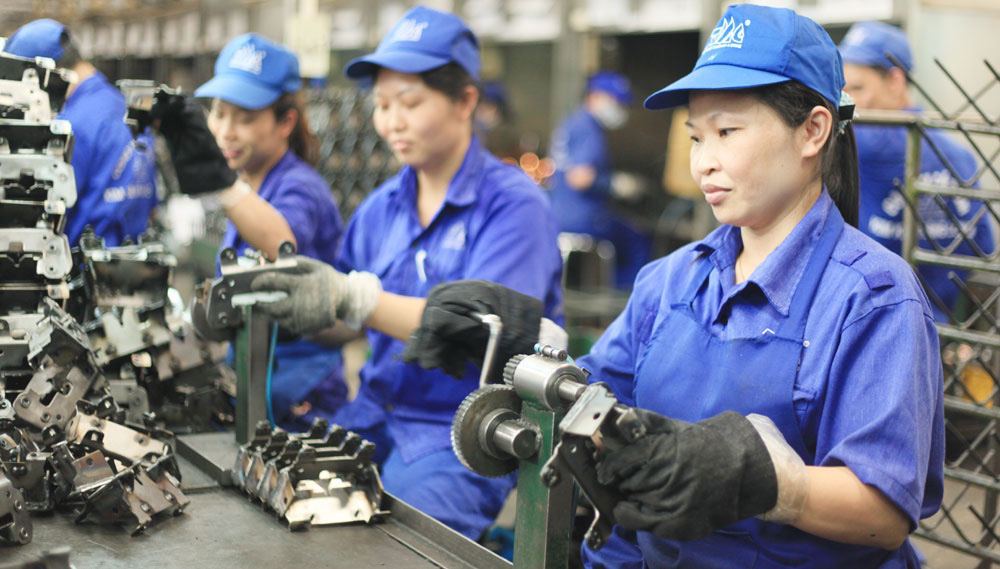 Dây chuyền sản xuất tại khu công nghiệp với hàng trăm công nhân đứng trước nguy cơ bị thay thế bởi “công nhân kim loại”. Ảnh minh hoạ