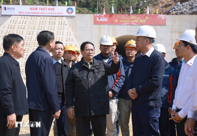Thủ tướng Phạm Minh Chính kiểm tra tiến độ dự án đường cao tốc Đồng Đăng (Lạng Sơn)-Trà Lĩnh (Cao Bằng). Ảnh: TTXVN