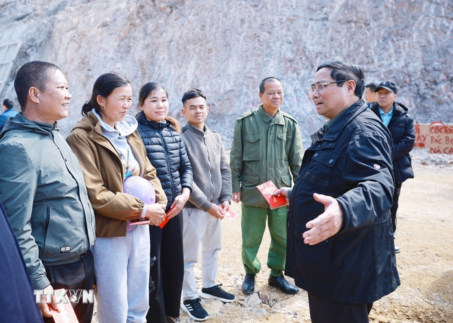 Thủ tướng Phạm Minh Chính chúc Tết nhân dân khu vực dự án đường cao tốc Đồng Đăng (Lạng Sơn)-Trà Lĩnh (Cao Bằng) đi qua. Ảnh: TTXVN
