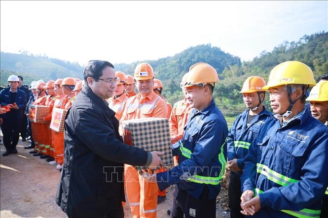Thủ tướng Phạm Minh Chính chúc Tết công nhân thi công dự án đường cao tốc Đồng Đăng (Lạng Sơn)-Trà Lĩnh (Cao Bằng). Ảnh: TTXVN