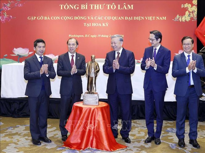 Tổng Bí thư Tô Lâm trao tặng bức tượng Chủ tịch Hồ Chí Minh cho các cơ quan đại diện Việt Nam tại Hoa Kỳ - Ảnh: TTXVN