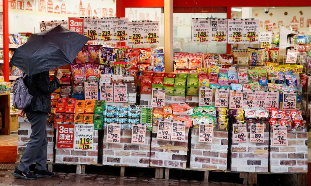 Lạm phát ở Nhật Bản sụt mạnh, triển vọng lãi suất BOJ càng khó đoán