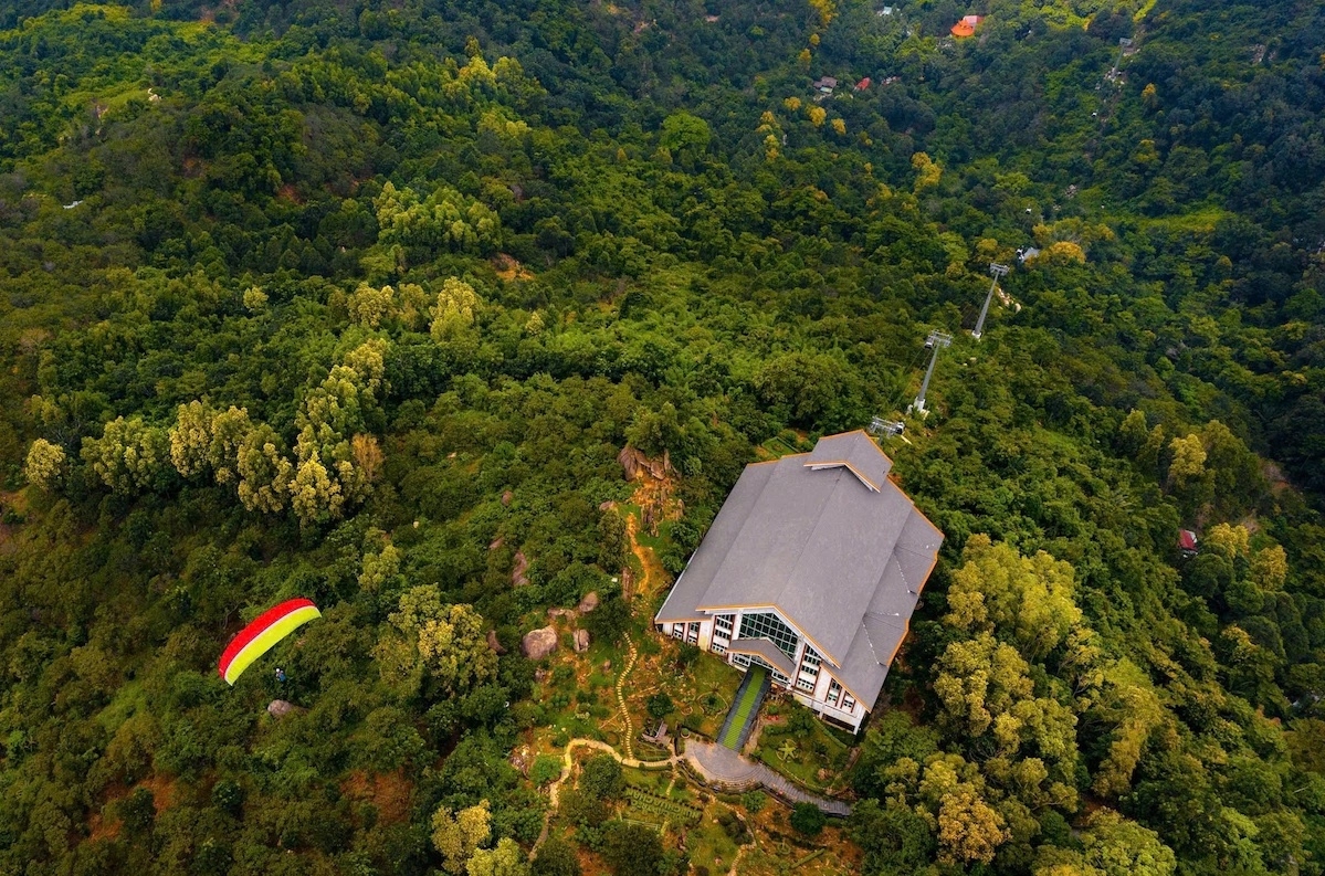 Dịch vụ bay dù lượn trên núi Chứa Chan. Ảnh:&nbsp;Nguyễn An.