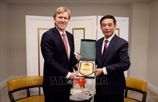 Bộ trưởng Quốc phòng Phan Văn Giang trao quà lưu niệm cho Thứ trưởng thứ nhất Bộ Chiến tranh Hoa Kỳ Elbridge A. Colby. Ảnh: TTXVN