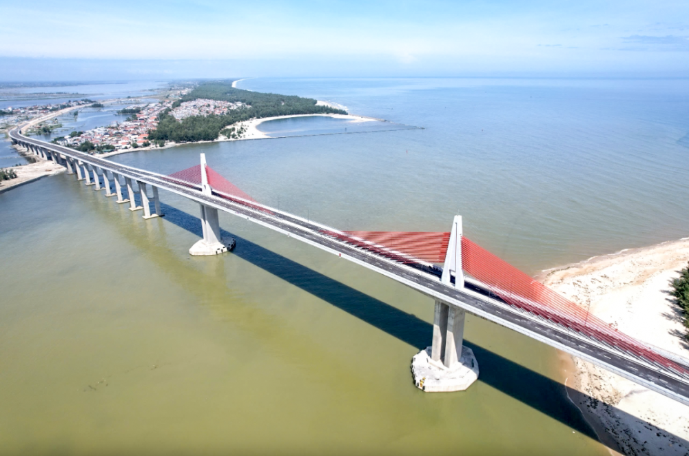 Cầu vượt cửa biển Thuận An góp phần mở ra không gian phát triển mới cho kinh tế biển,
tạo điều kiện thu hút đầu tư vào các lĩnh vực du lịch, dịch vụ