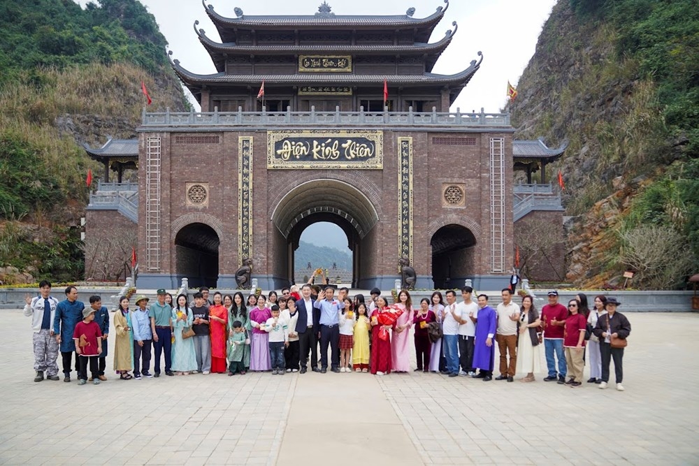 Du khách thưởng ngoạn cảnh sắc thiên nhiên đặc trưng của vùng đất cố đô.