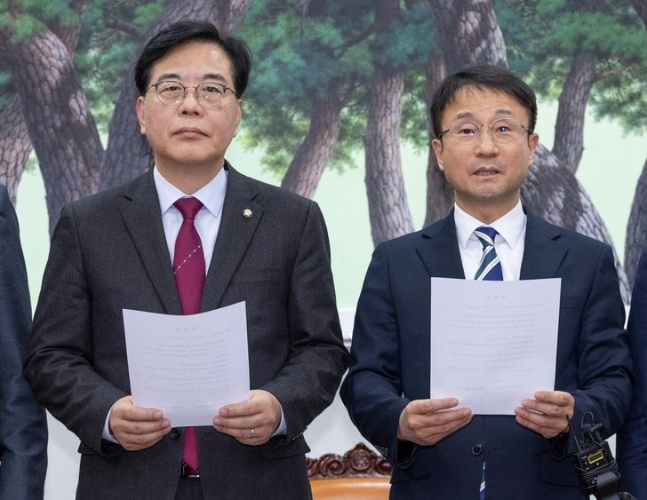 Trưởng khối nghị sĩ Đảng Dân chủ cầm quyền Hàn Quốc Han Byung-do (phải) chụp ảnh cùng Trưởng khối nghị sĩ đảng đối lập chính People Power Party Song Eon-seog sau khi hai đảng nhất trí thành lập ủy ban đặc biệt nhằm đẩy nhanh việc xử lý các dự luật liên quan. Ảnh: Yonhap