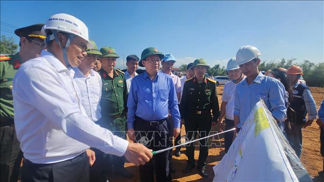 Phó Thủ tướng Chính phủ Hồ Quốc Dũng đã đến thăm, kiểm tra tiến độ thi công đường cao tốc Quy Nhơn – Pleiku. Ảnh: TTXVN