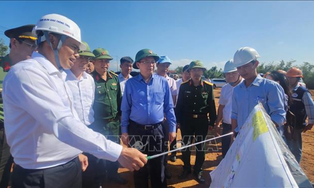 Phó Thủ tướng Chính phủ Hồ Quốc Dũng đã đến thăm, kiểm tra tiến độ thi công đường cao tốc Quy Nhơn – Pleiku. Ảnh: TTXVN