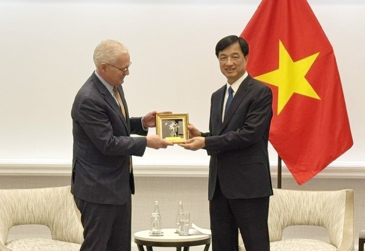 Bí thư Thành ủy Hà Nội Nguyễn Duy Ngọc tặng quà lưu niệm cho Chủ tịch Hiệp hội công nghiệp bán dẫn Hoa Kỳ (SIA) John Neuffe. Ảnh: TTXVN.