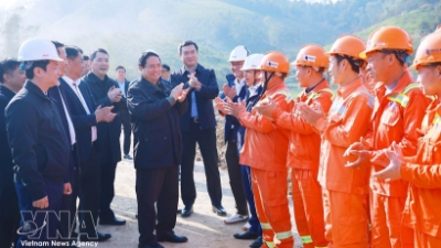 PM urges faster progress of expressway projects in Lang Son, Cao Bang provinces
