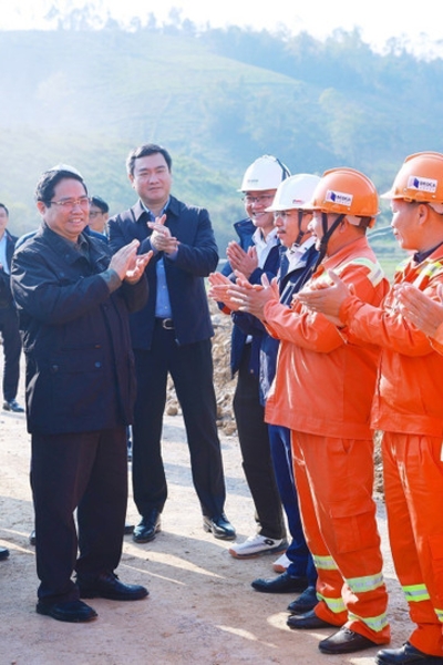 PM urges faster progress of expressway projects in Lang Son, Cao Bang provinces