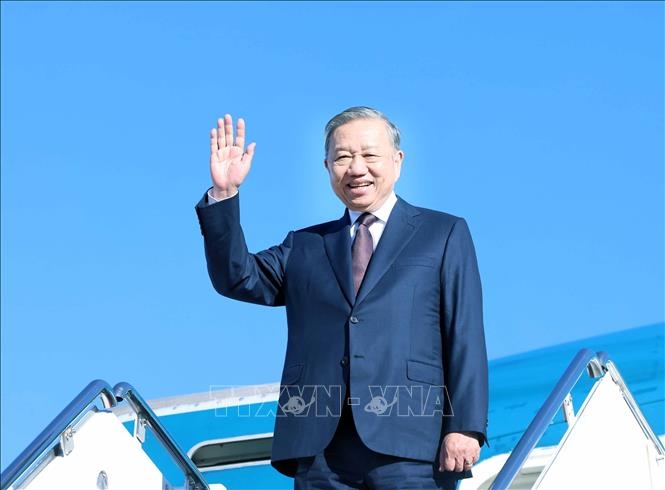 Tổng Bí thư Tô Lâm tại sân bay quân sự Andrews.Ảnh: TTXVN