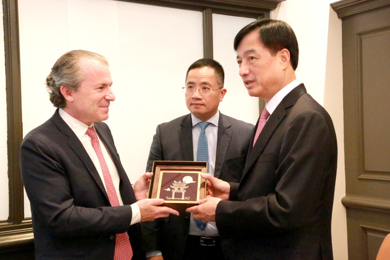 Bí thư Thành ủy Hà Nội Nguyễn Duy Ngọc tặng quà lưu niệm cho Giám đốc điều hành Tập đoàn Rosen Partners Daniel Rosen. Ảnh: TTXVN