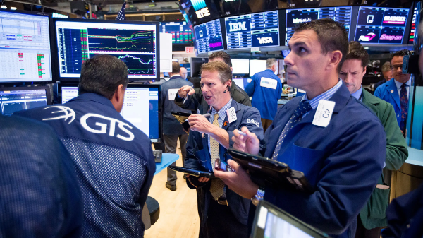 Chứng khoán Mỹ tăng mạnh sau tin thuế quan, giá dầu chững lại sau tin Iran