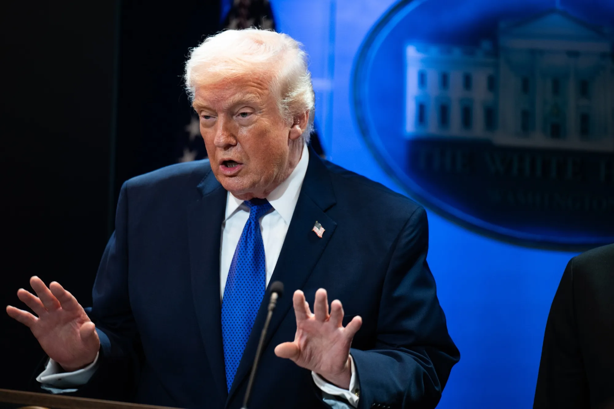 Tổng thống Mỹ Donald Trump tại một cuộc họp báo ở Nhà Trắng ngày 202/2026 - Ảnh: Bloomberg.