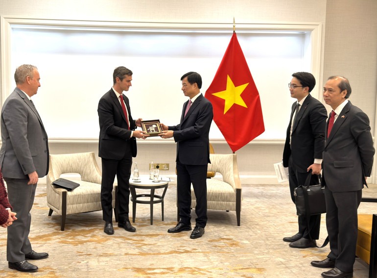 Bí thư Thành ủy Hà Nội Nguyễn Duy Ngọc tặng quà lưu niệm cho Phó Chủ tịch phụ trách các sáng kiến công nghệ chiến lược của Đại học Bang Arizona (ASU) Kevin McGinni. Ảnh: TTXVN.